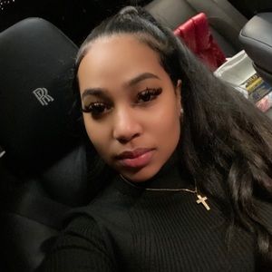 Meet your Posher, Yaira